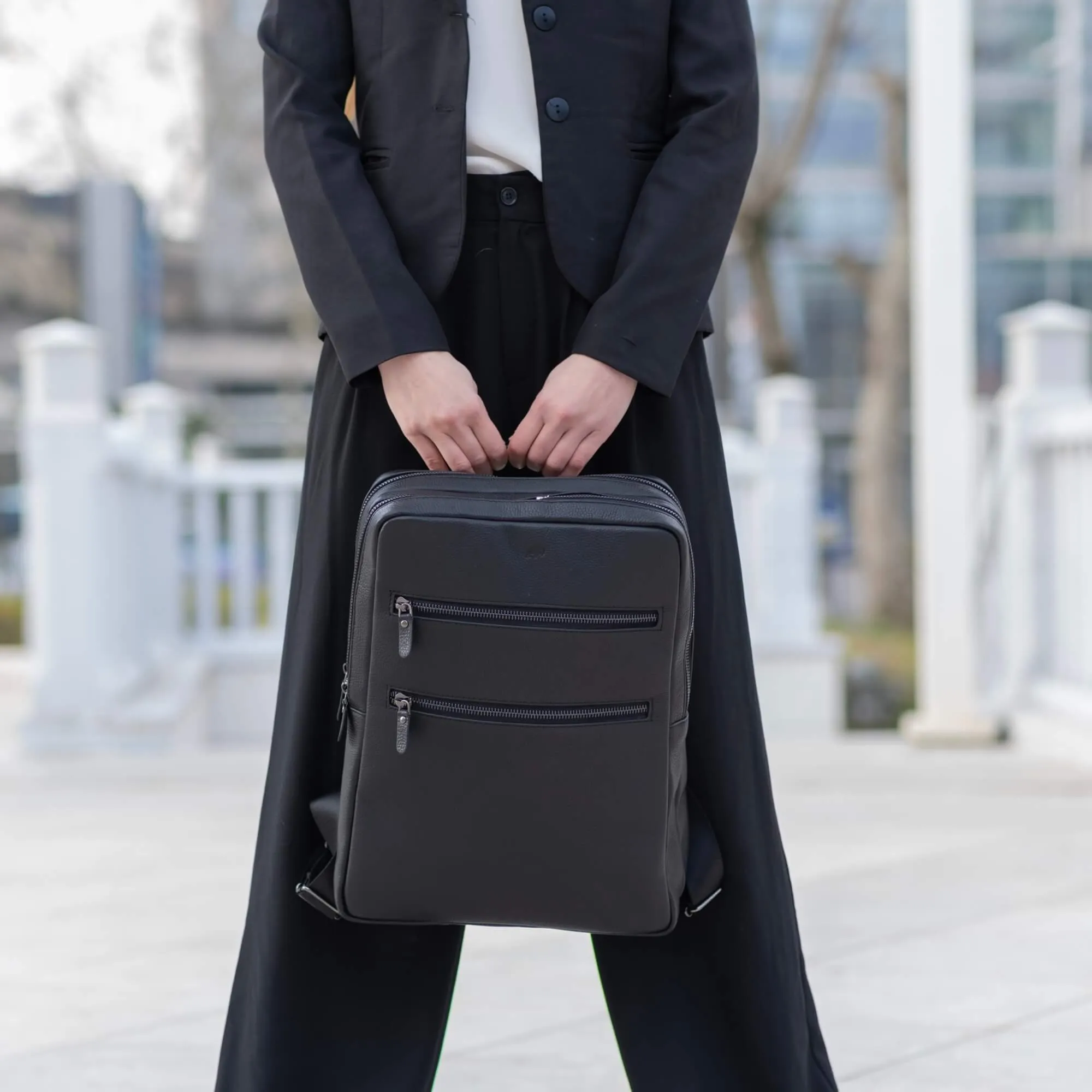 Castle Leather Backpack 16", Pebble Black