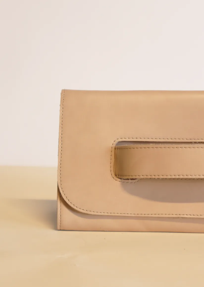 Mare Handle Clutch in Pebble